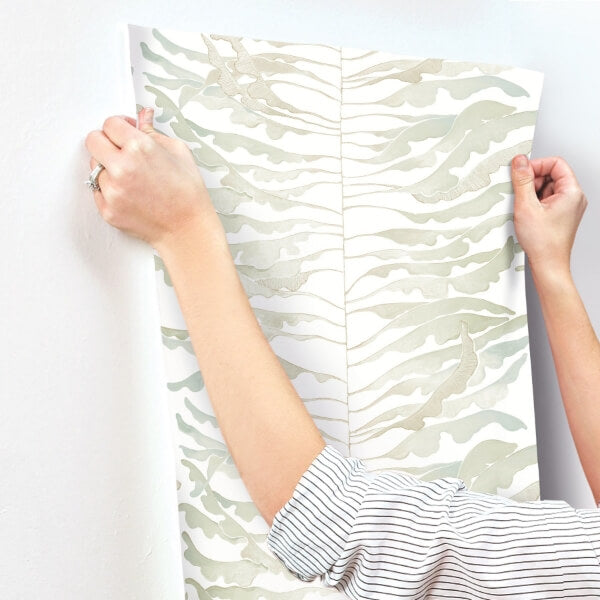 Leaf Column Green Wallpaper