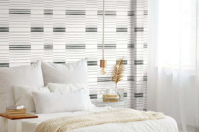 Black/White Dashing Stripe Wallpaper