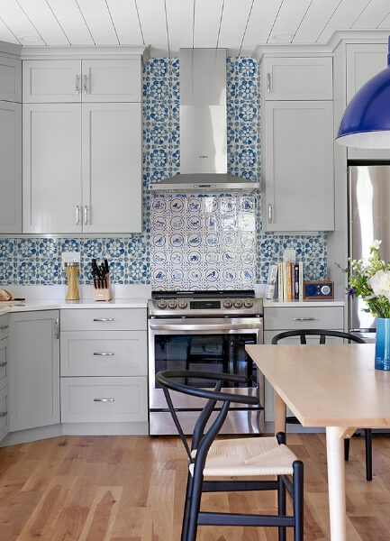 Izeda Blue Floral Tile Wallpaper