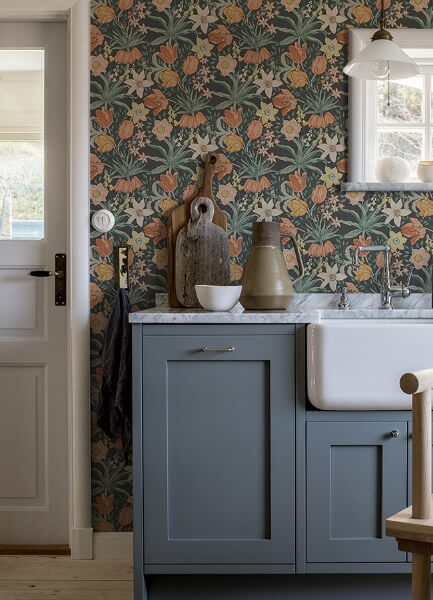 Cecilia Black Tulip and Daffodil Wallpaper