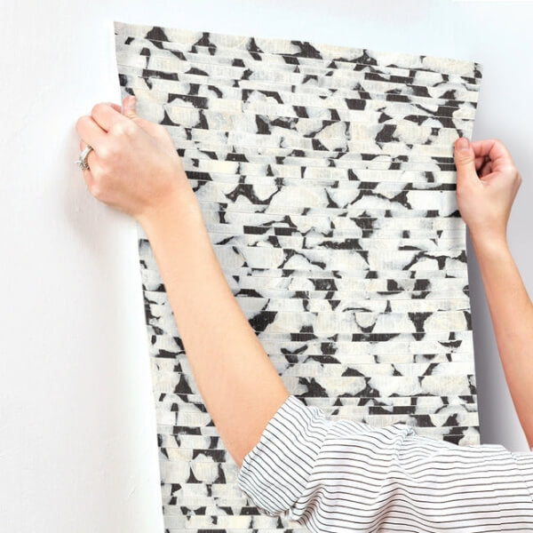 Capiz Offering Black & White Wallpaper