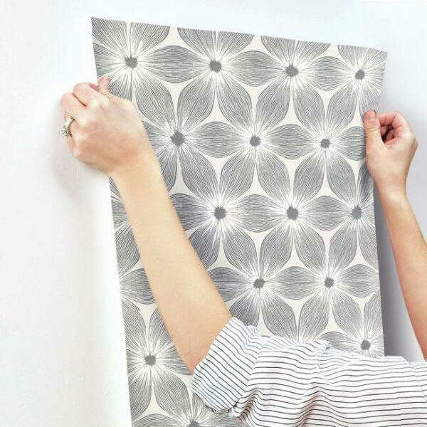 Everlasting White & Silver Wallpaper
