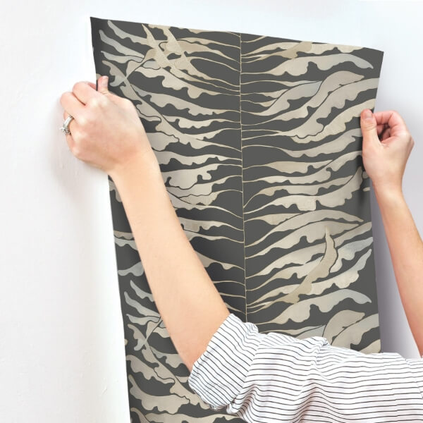 Leaf Column Black Wallpaper